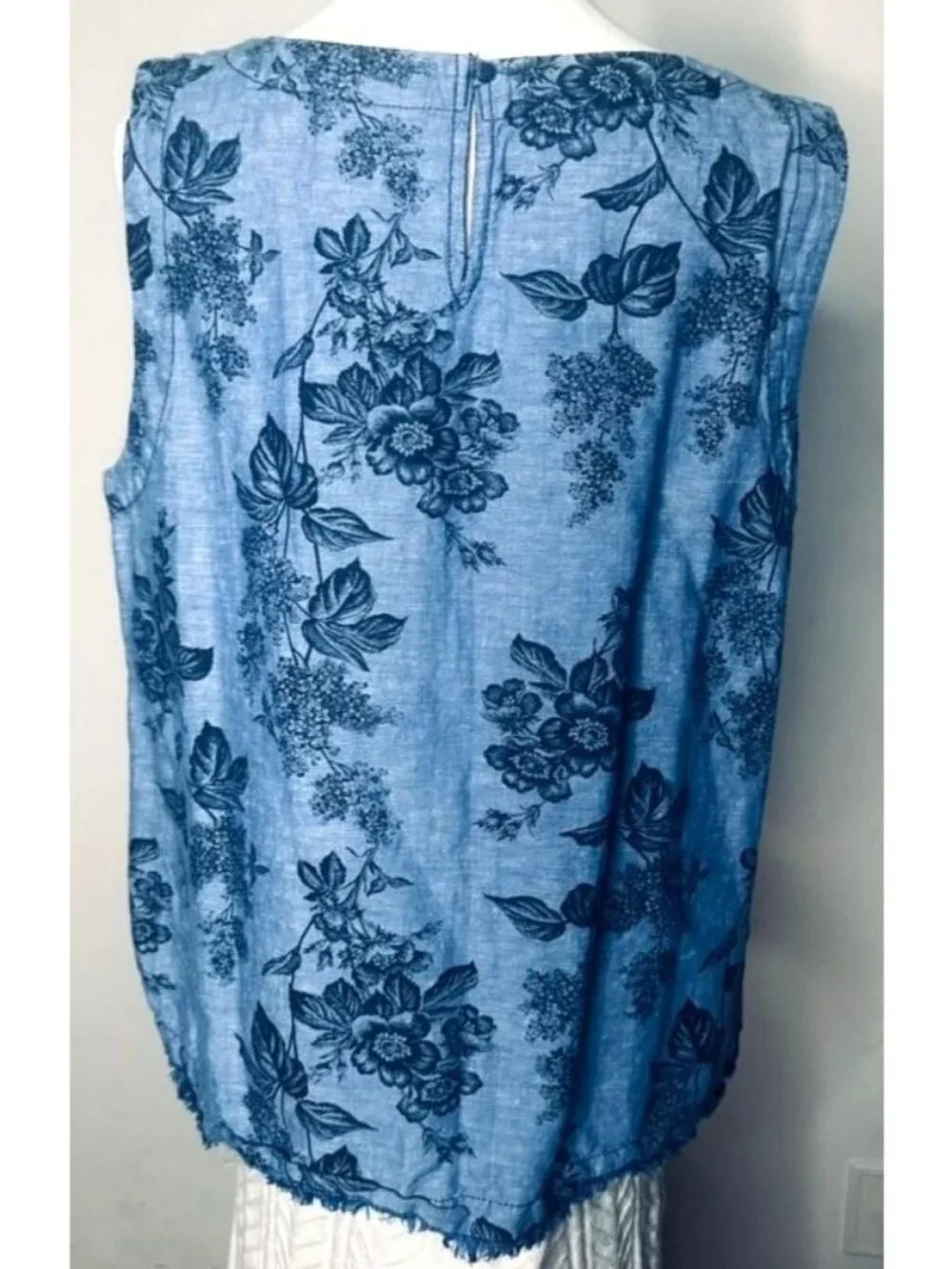 Blue Floral Linen Blend Sleeveless Top Womens L Coastal Resort Embroidered